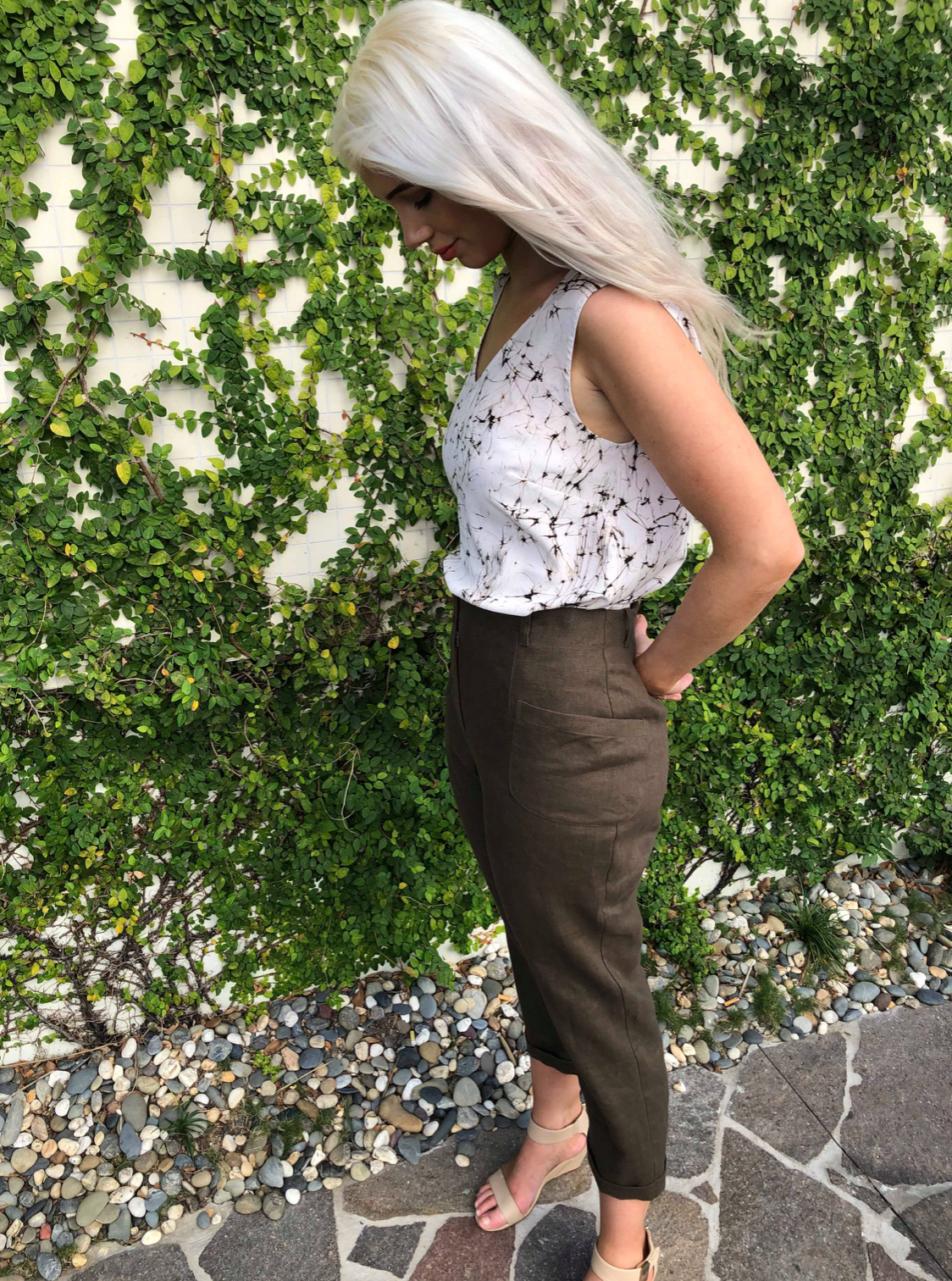PARADISE ESCAPE 3/4 KHAKI LINEN PANTS WITH POCKETS AND BUTTONS