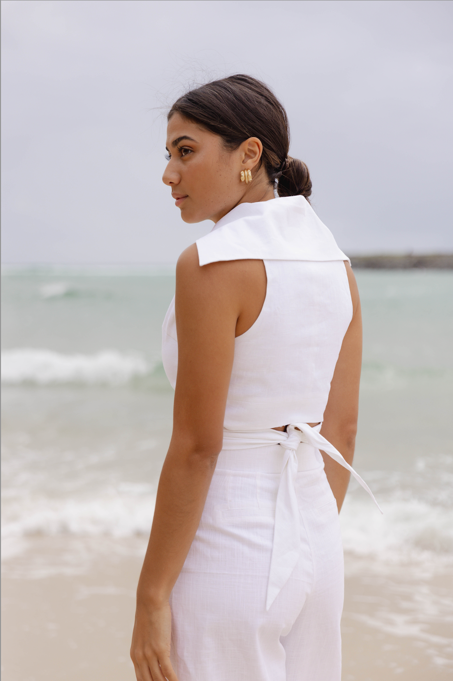 SLEEVELESS WRAP TOP WITH OVERSIZE COLLARS IN WHITE
