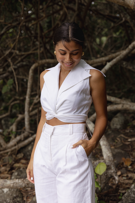 SLEEVELESS WRAP TOP WITH OVERSIZE COLLARS IN WHITE