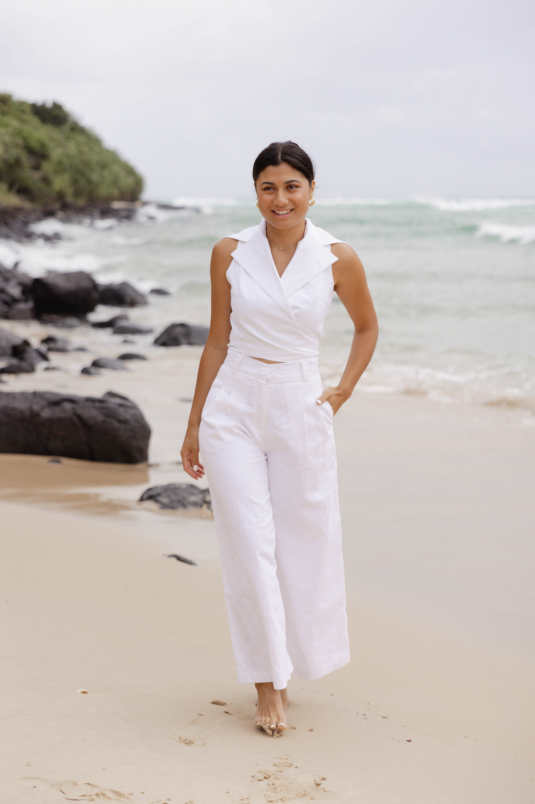 SLEEVELESS WRAP TOP WITH OVERSIZE COLLARS IN WHITE